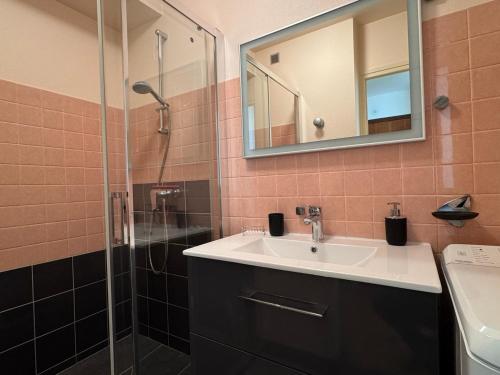 Ένα μπάνιο στο Grand studio lumineux avec balcon et WiFi, résidence avec piscine - FR-1-555-122