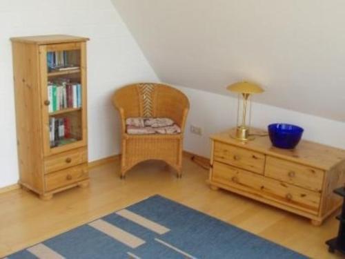 soggiorno con sedia e libreria di Doppelhaushälfte Poppinga a Baltrum