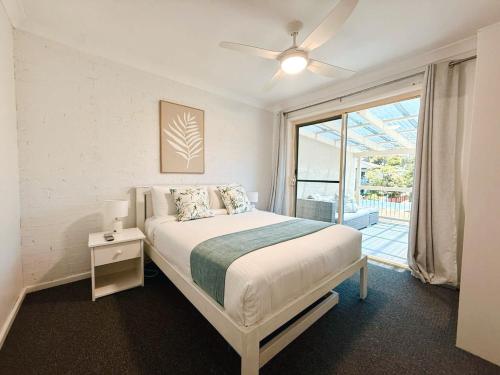 Ένα ή περισσότερα κρεβάτια σε δωμάτιο στο Shell Cove by Charlesworth