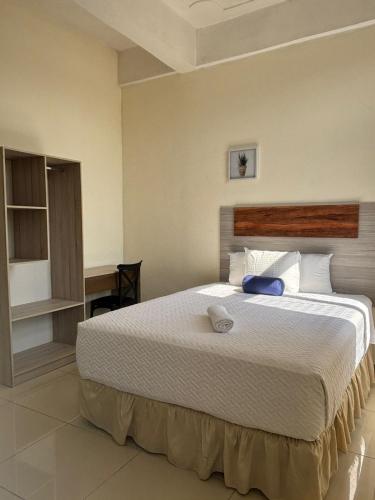 A bed or beds in a room at Hotel Harvest Retalhuleu