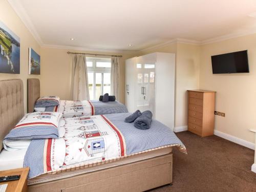 En eller flere senge i et værelse på 4 Bed in Swanage 78838