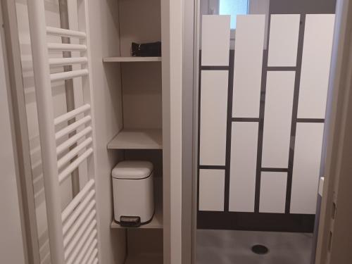 Ένα μπάνιο στο Chalet 2 chambres au calme avec piscine chauffée - FR-1-783-15