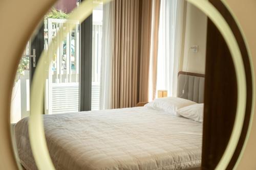 Bản ÀngThe Moon's House的一间卧室，床位于窗前