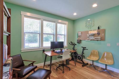 Un televizor și/sau centru de divertisment la Creekside Hideaway - Wine Country by 3rd St