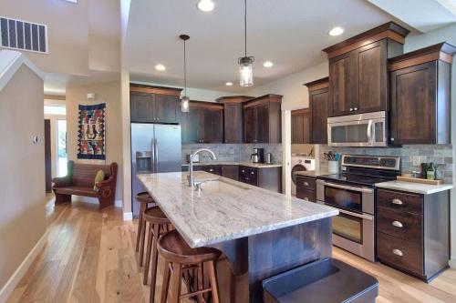 O bucătărie sau chicinetă la Creekside Hideaway - Wine Country by 3rd St