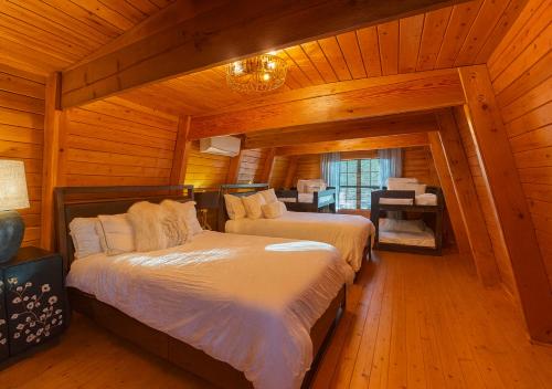 Ένα ή περισσότερα κρεβάτια σε δωμάτιο στο Show Low A-Frame Retreat - Sleeps 12, 3 bedrooms, 3 baths, Fenced yard, RV parking, Pet Friendly