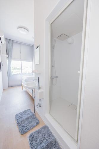 a bathroom with a mirror and a sink at エスエスビーホテル滄浪 in Satsumasendai