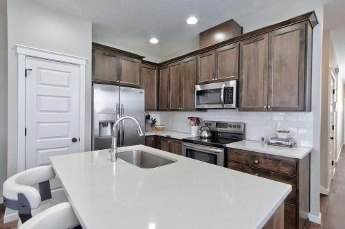 CarltonAdventure Awaits - Wine country oasis w Cozy deck的厨房配有白色台面和木制橱柜