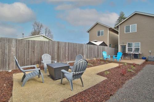 CarltonAdventure Awaits - Wine country oasis w Cozy deck的后院设有桌椅和围栏