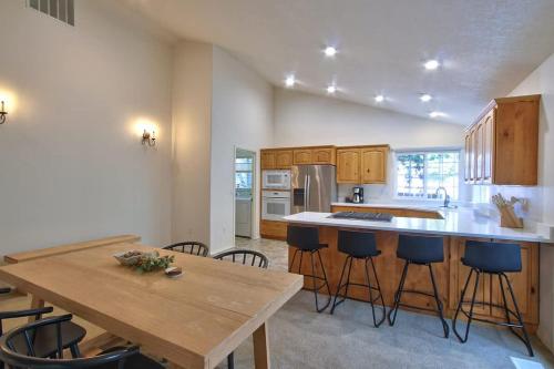 麦克明维尔Parview Place - Charming McMinnville Getaway的厨房配有木制橱柜和木桌。