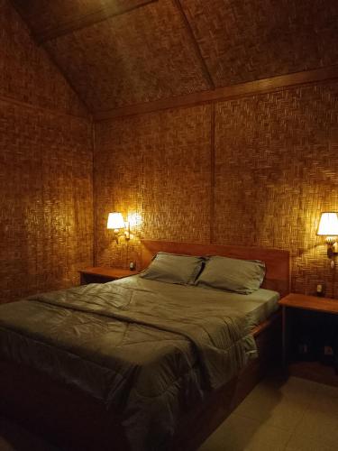 Postel nebo postele na pokoji v ubytování Tetebatu River Side BUNGALOWs