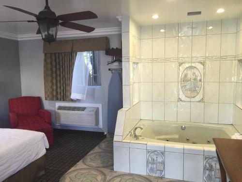 Ett badrum på Viking Motel-Ventura