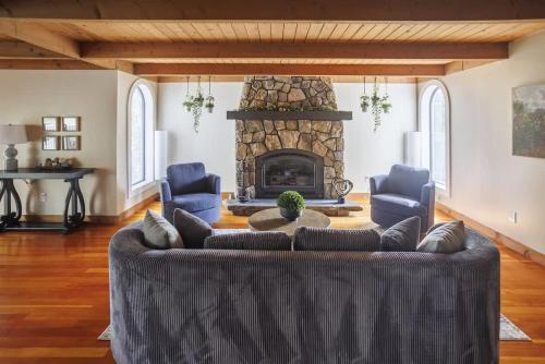 Χώρος καθιστικού στο Vintage Terrace - Church chic retreat Hot tub