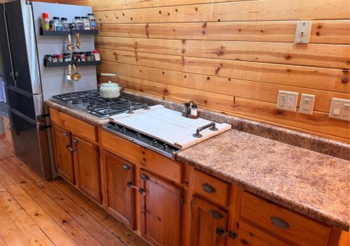 Η κουζίνα ή μικρή κουζίνα στο Show Low A-Frame Retreat - Sleeps 12, 3 bedrooms, 3 baths, Fenced yard, RV parking, Pet Friendly