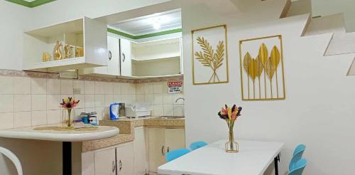 Een keuken of kitchenette bij Liberty's Homestay