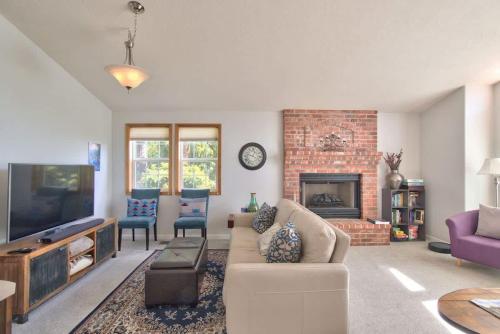 Un televizor și/sau centru de divertisment la Mac Haven - Single level golf view wine escape