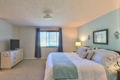 Un pat sau paturi într-o cameră la Mac Haven - Single level golf view wine escape