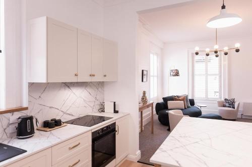 Η κουζίνα ή μικρή κουζίνα στο Harrington House - inner-city luxury apartment