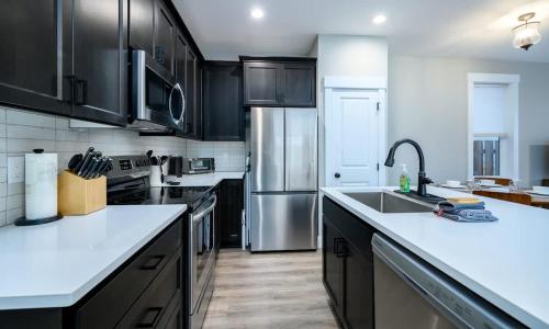 CarltonPinot Place - Tranquility in Wine Country的配有黑色橱柜和不锈钢器具的厨房