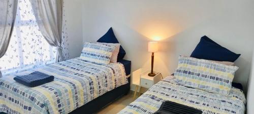 Ένα ή περισσότερα κρεβάτια σε δωμάτιο στο Cozy Cove St Helena