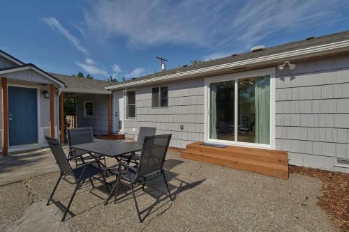 麦克明维尔Ambrosia - Mid Century Near 3rd St Pet-friendly的房屋前设有带桌椅的天井。