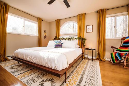 ein Schlafzimmer mit einem großen Bett und einem Fenster in der Unterkunft Hot Cocoa Bar 4 Season Porch Wwood Stove in Pocono Country Place