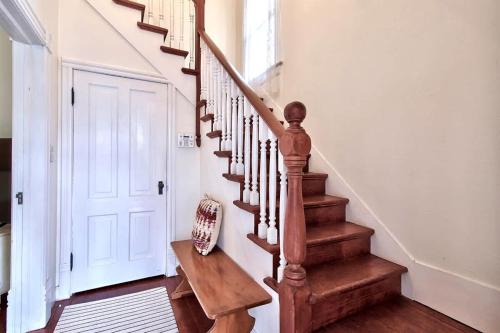 - un escalier dans une maison avec un escalier en bois dans l'établissement The Pink House - Pets OK Victorian Near 3rd Street, à McMinnville
