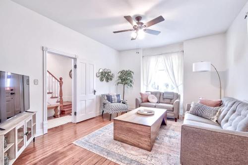 un salon avec un canapé et une table dans l'établissement The Pink House - Pets OK Victorian Near 3rd Street, à McMinnville