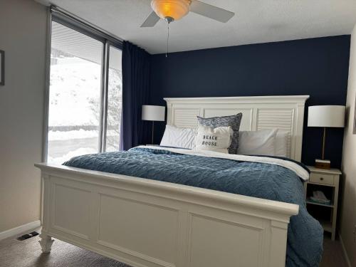 Ένα ή περισσότερα κρεβάτια σε δωμάτιο στο Waterfront condo -shop-beach-bike-boat-pool-chill