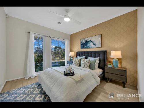 Postel nebo postele na pokoji v ubytování Green and sereen home in western suburbs