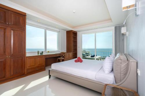 Waterfront 16D seaview 2 BR apartment - 5 min walk to Karon beach في شاطئ كارون: غرفة نوم مع سرير مطل على المحيط