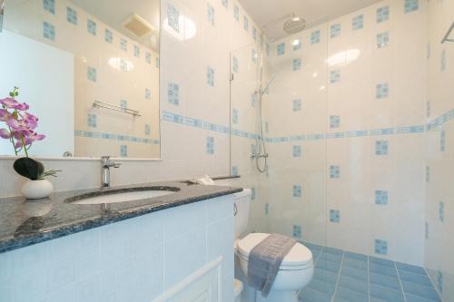 Waterfront 16D seaview 2 BR apartment - 5 min walk to Karon beach في شاطئ كارون: حمام مع حوض ومرحاض