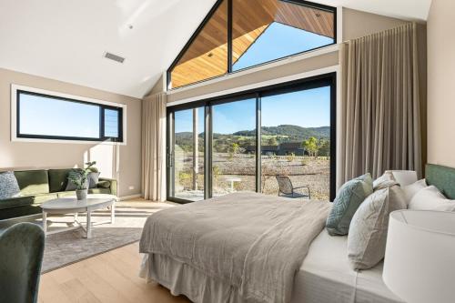 Un dormitorio con una cama y una ventana grande. en Chris' II, Designer Masterpiece in Kangaroo Valley, en Valle Kangaroo