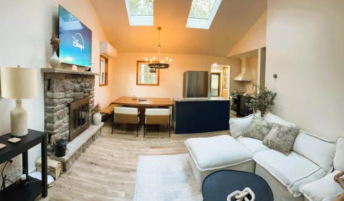 GouldsboroRomantic Mountainside Cozy Cabin Poconos的相册照片