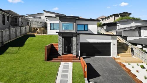 a backyard of a house with a lawn at Dove's Rest-Brand New 4 Bedrooms Getaway to Eden in Hamilton