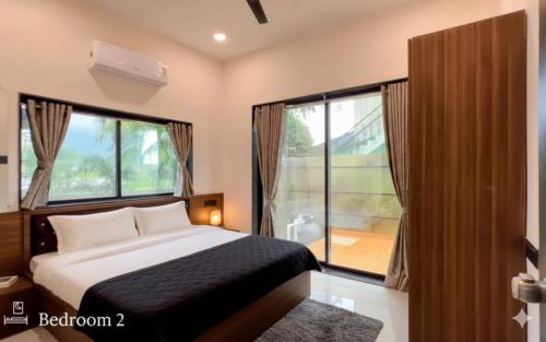 Postel nebo postele na pokoji v ubytování Malhar Mist Villa