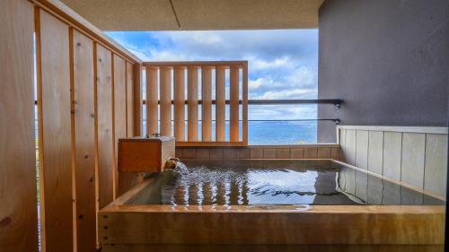 eine Badewanne mit einem Schachspiel darin in der Unterkunft Hamachidorinoyu Kaisyu in Shirahama