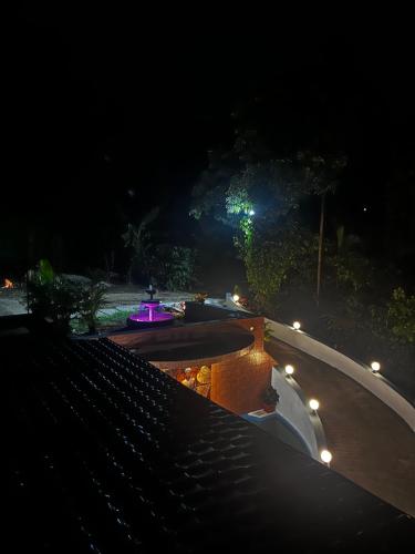 - une vue nocturne sur la piscine éclairée dans l'établissement greenSpun nature Stay, à Somvārpet