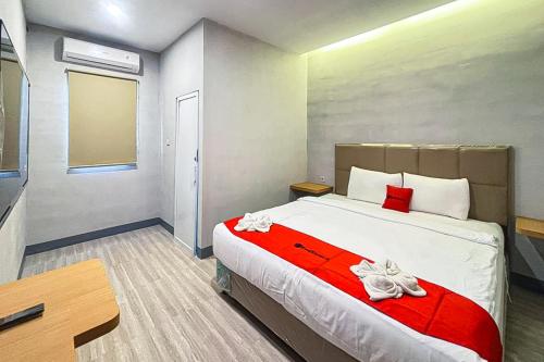 Ένα ή περισσότερα κρεβάτια σε δωμάτιο στο RedDoorz Plus Ciapus Bogor