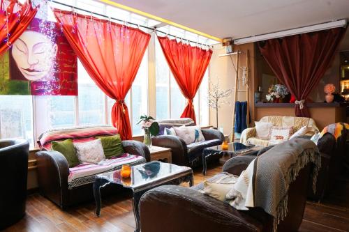 EXIGEHOME-Large houseboat with spa near Paris في سان-كلو: غرفة معيشة مع أرائك وكراسي ونوافذ