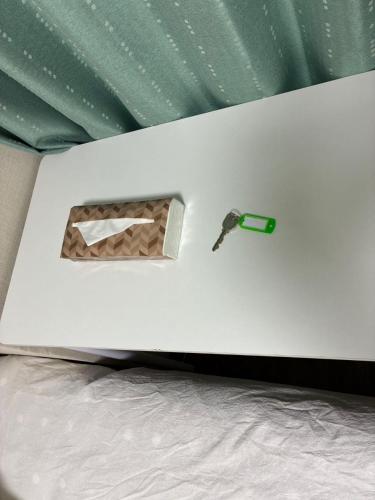 Un destornillador sobre una cama blanca en SJins, en Tokio