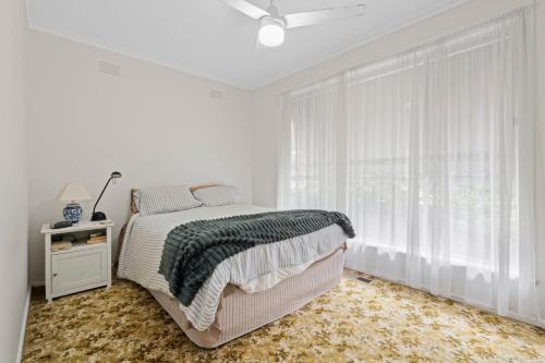 En eller flere senge i et værelse på Flowerdale