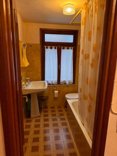 Un baño con lavabo, inodoro y bañera. en Monte Rosa Lys2, en Gaby