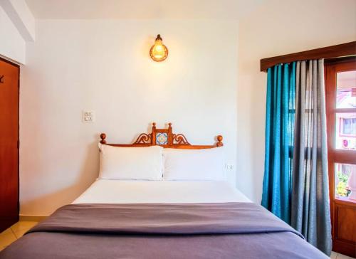 Un pat sau paturi într-o cameră la 'Golden Sand Dunes' 1bhk Benaulim beach apartment