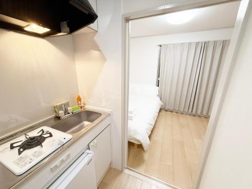 Η κουζίνα ή μικρή κουζίνα στο 東三国民泊