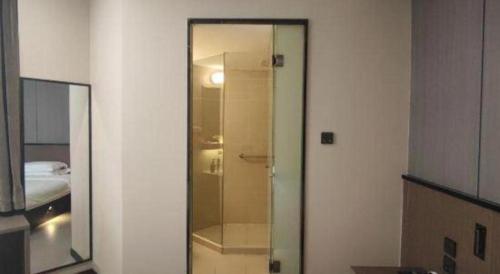 - Ducha de cristal en una habitación con cama en Jinjiang Inn Select Xi'an Hongmiaopo East Daxing Road, en Xi'an