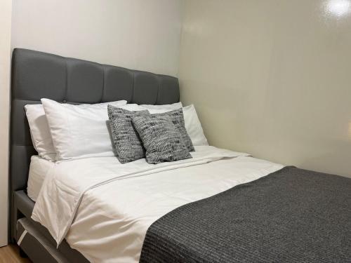 Stylish Container House in Tagaytay - The Manger في Kaybagal: سرير كبير ووسادتين عليه