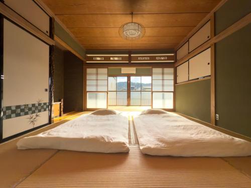 152INN-Hondaの故郷浜松天竜愛車と泊まれるガレージ付き貸切宿仲間と楽しむ走る遊ぶ旅へ