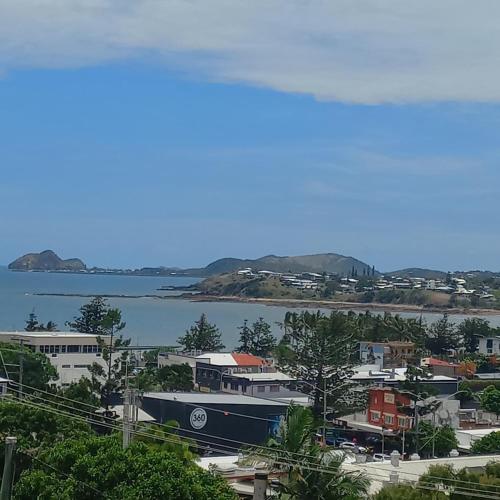 - Vistas a una ciudad con un barco en el agua en Salt & Serenity, en Yeppoon
