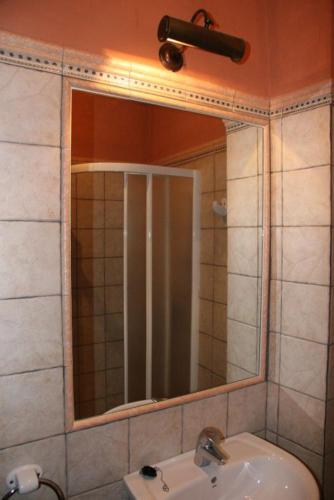 Bilik mandi di Hostal Torre de Guzmán